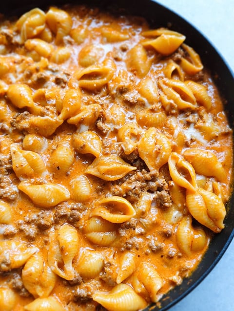 A bowl of creamy beef and shells.